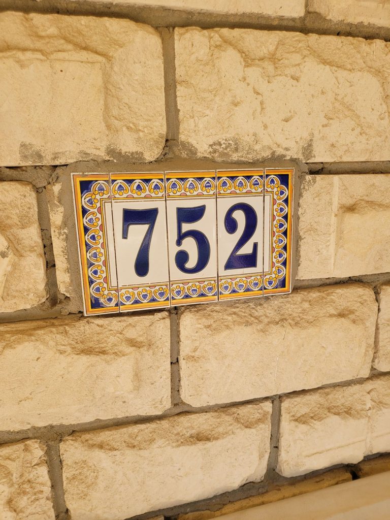 Zeď s cedulí s číslem našeho apartmánu.