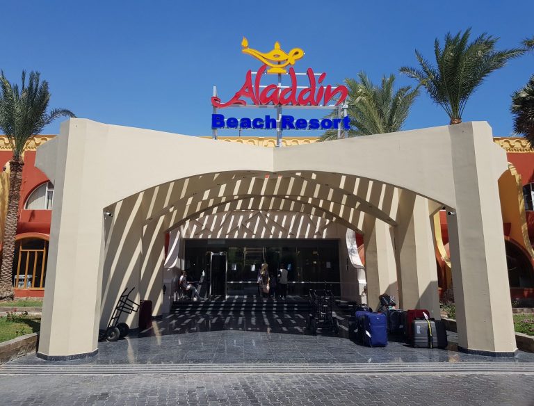 Vstup do hotelu Aladdin Beach Resort, Hurghada.